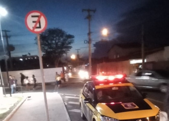 Vídeo flagra carro da STRANS parado em local com sinalização de Proibido Estacionar